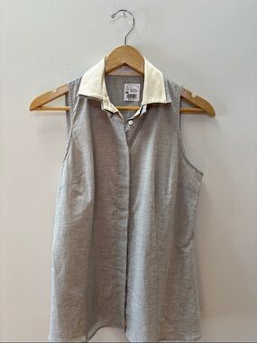 Sleeveless Button-Front Blouse with Cream Contrast Collar - Gray